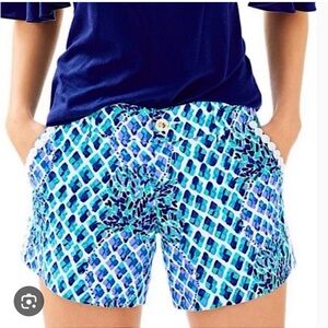 Lilly Pulitzer Callahan Blue Teal Pineapple Shorts
Size: 2